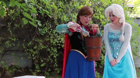 Frozen Queen Elsa And Princess Anna Als Ice Bucket Challenge Youtube