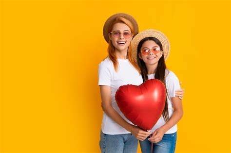 Dia Dos Namorados Sorridente M E E Filha Segurando Bal O De Cora O De