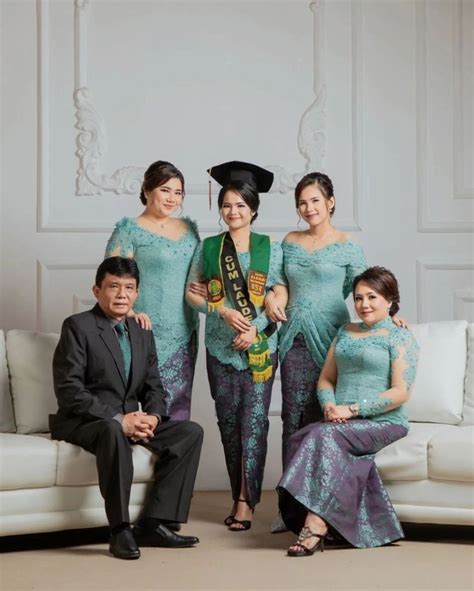 Foto Wisuda Foto Wisuda Keluarga Studio Foto Wisuda Keluarga Foto