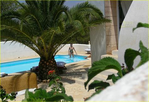 Penelope Cruz Is Bikini Tastic Photo 498911 Photos Just Jared Entertainment News