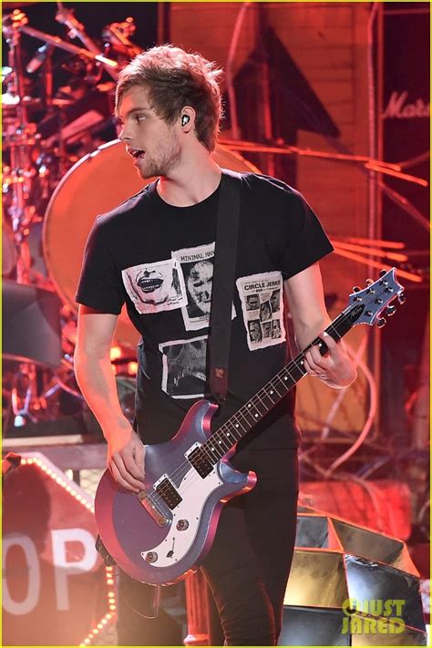 Seconds Of Summer Rock Out To She S Kinda Hot At Teen Choice Awards