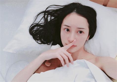 Không cần đi đâu xa chỉ tạo dáng trên giường thôi các hot girl Việt đã có ảnh sống ảo gợi cảm