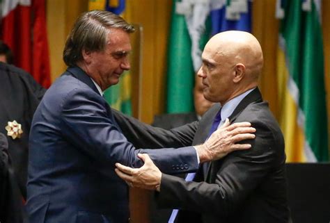 Moraes envia à PGR pedido para indiciar Bolsonaro por associar Covid 19