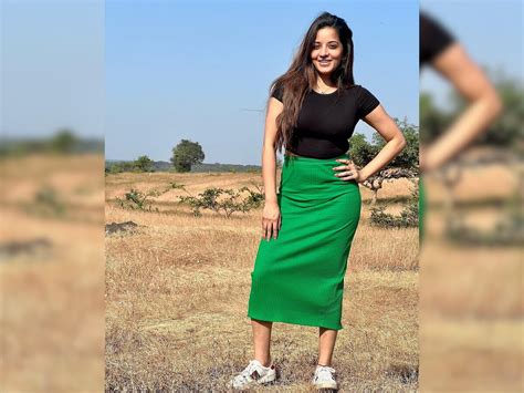 Bhojpuri Actress Monalisa Wear Tight Skirt With Top Gives Killer Poses In Filed In No Makeup