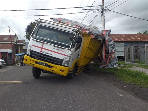 Mobil Truk Pengangkut Barang Nyaris Terbalik Di Pusat Kota Tobelo