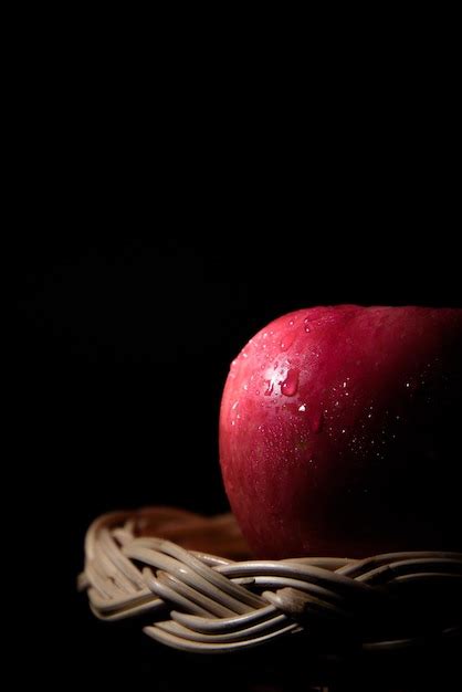 Manzanas Rojas Frescas En Una Cesta Con Gotas De Agua Sobre Fondo Negro