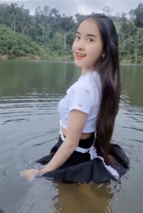 Sơn nữ Bà Nà hot tiktok đi tắm suối nhưng mặc đồ trắng lộ toàn bộ nội y bên trong