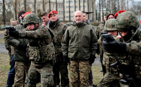 Szef Mon Antoni Macierewicz Og Asza Podwy Ki W Wojsku Wy Sze Pensje