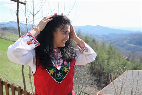 Une Fille Bulgare Dans Un Costume Traditionnel De Folklore Image Stock