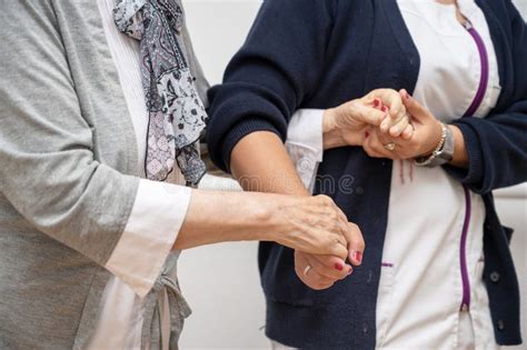 Enfermera Ayudando a Las Ancianas a Caminar En La Habitación