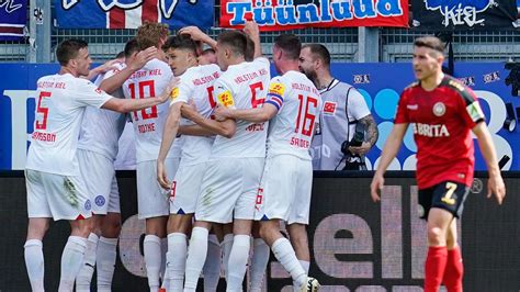 2 Fußball Bundesliga Holstein Kiel steht nach Erfolg über Wehen