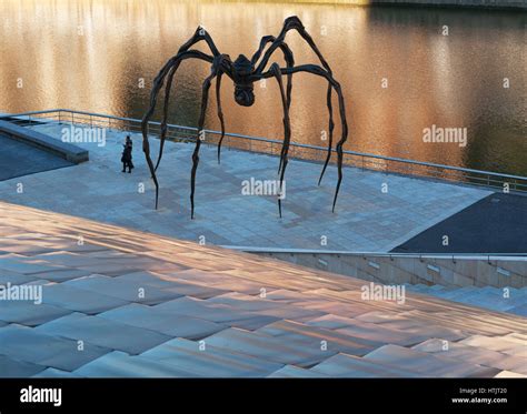 Maman La Araña Gigante Escultura De Louise Bourgeois En El Exterior