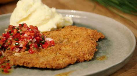 Gepaneerde Kipfilet Met Paprikasalsa En Olijfoliepuree Dagelijkse Kost