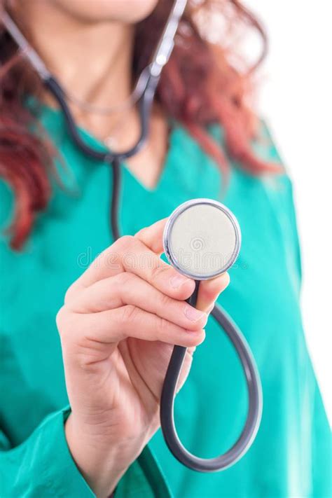 Doctor De Sexo Femenino En Estetoscopio Verde De La Tenencia De La Capa