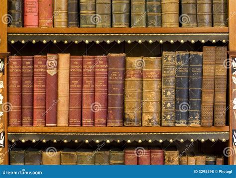 Lotes De Livros Velhos Em Uma Biblioteca Foto De Stock Imagem De