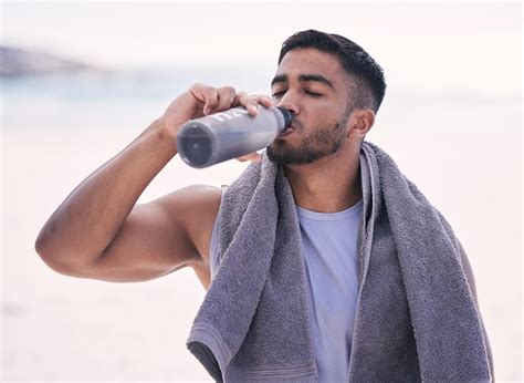 Fitnesssport Und Mann Trinkt Wasser Am Strand Nach Dem Lauftraining