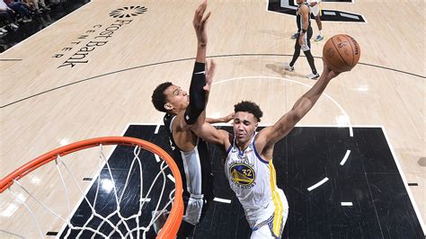 Warriors Ride 28 4 Third Quarter Run To Win Over Spurs