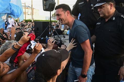 Pura emoción en el recibimiento de Scaloni en Pujato