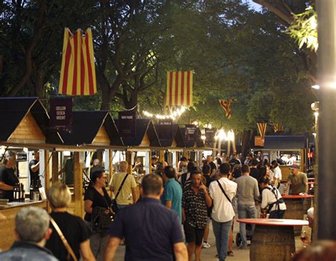 Prop De Persones Gaudeixen Del Festival Del Vi I La Gastronomia