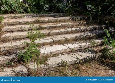 Una Vecchia Scala Esterna Di Pietra Gradini Di Cemento Di Pietra Delle