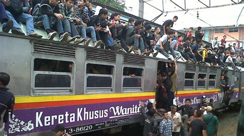 Nostalgia Kenangan Suasana Naik Kereta Era An Memorabilia Penuh