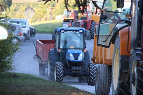 Crouseilles La Ronde Des Tracteurs Pour Des Vendanges Qui Battent