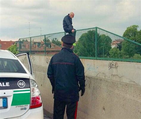 Minaccia Di Buttarsi Dal Ponte Della Ferrovia A Paderno Salvato In