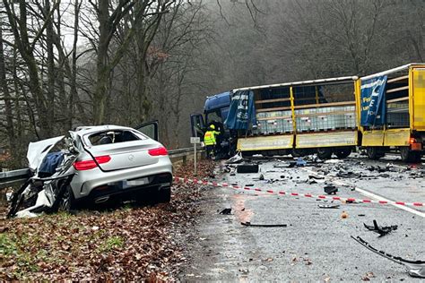 T Dlicher Unfall In Unterfranken Autofahrerin Stirbt Nach