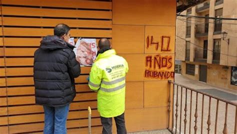 Pintadas vandálicas en la sede del PSOE en la Cuesta de San Blas