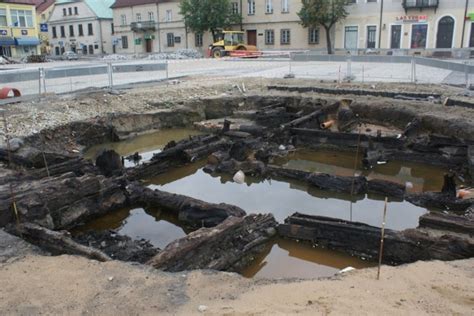 Lat Temu Na Rynku W Sieradzu Odkryto Pozosta O Ci Ratusza Chciano