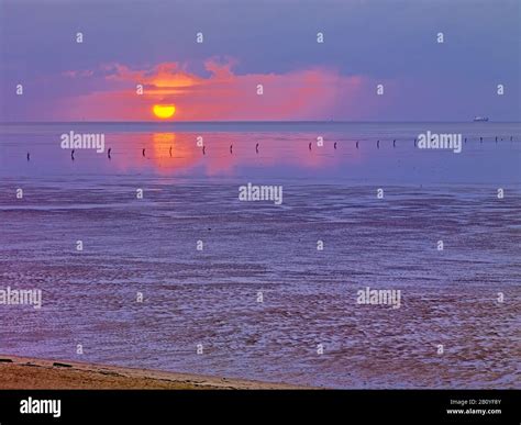 Sonnenuntergang Am Strand Von Duhnen Mit Wattenmeer Fotos Und