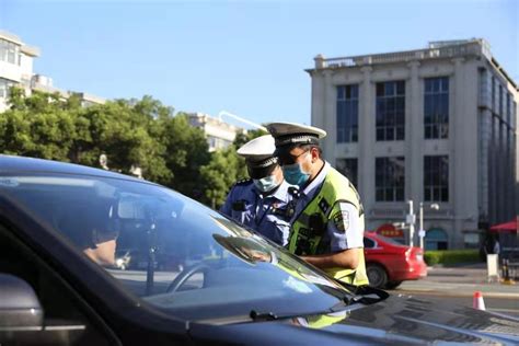 送钥匙扣、贴标语，武汉交警温情执法引导司机礼让斑马线武汉新闻中心长江网cjncn