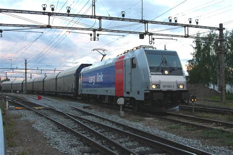 Railpool 185682 Cargolink fährt am 11 06 2012 in Hamar mit einem