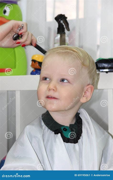 Het Blonde Weinig Jongen Sneed Hun Haar In Een Kapper Van Kinderen Stock Afbeelding Image Of