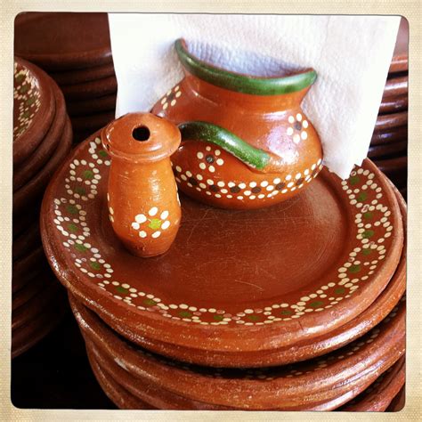 Mexican pottery dishes ครว