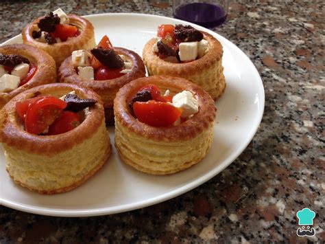 Volovanes rellenos de tomate olivada y queso Fácil