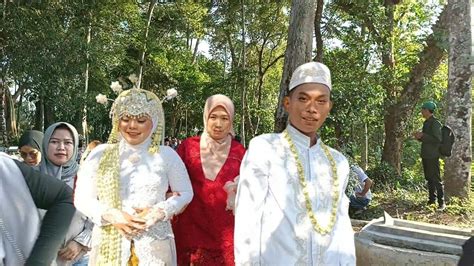 Suasana Hajatan Pernikahan Di Kampung Cipasang Pengantin Melewati Makam