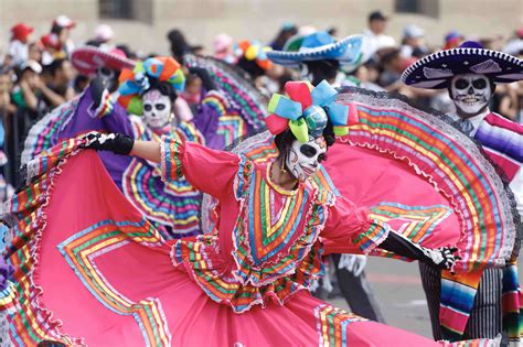 Los Difuntos Pasean Por Ciudad De México En El Macrodesfile De Día De