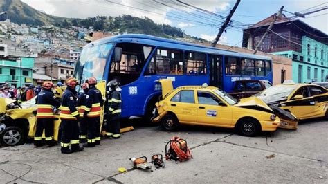 Dos Accidentes En Quito Entre Ellos Un Choque Múltiple Involucraron 8