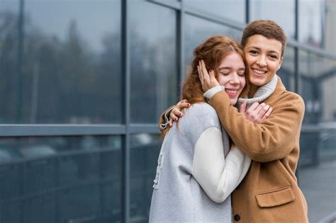 Retrato De Mulheres Jovens Sorrindo Foto Grátis