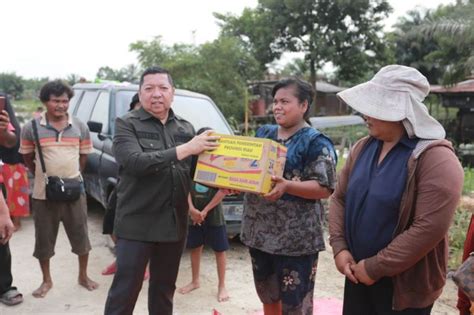 Riau Salurkan Bantuan Kemanusiaan Untuk Korban Banjir Pelalawan