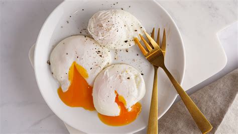 How To Poach Eggs In A Egg Poacher