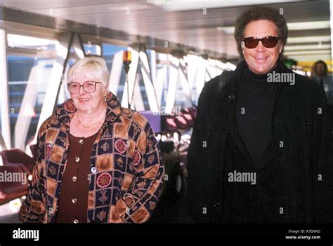 ©ALPHA 017646 DEC 1994 TOM JONES & WIFE LINDA HEATHROW AIRPORT Stock ...