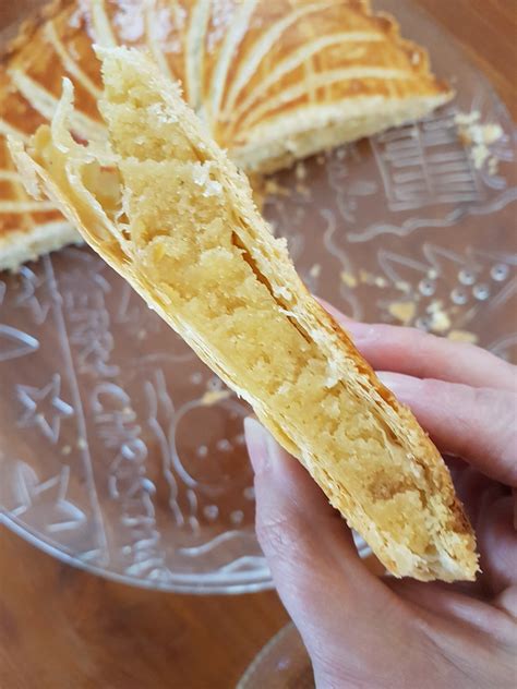 Galette des rois saveurs yuzu avec une pâte feuilletée escargot