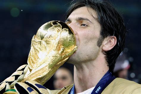 El Arquero Italiano Gianluigi Buffon Se Retira Del F Tbol A Los A Os