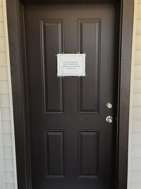 how to know which door is fake in pressure 7