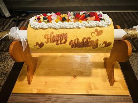 ケーキ入刀ではなく！バームクーヘン入刀！｜プランナーブログ｜大阪のホテルウエディング・結婚式｜ホテル日航大阪｜hotel Nikko