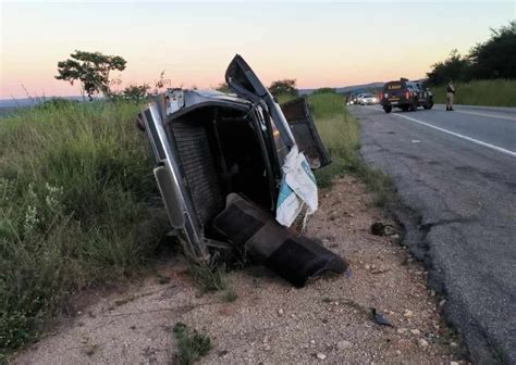 Carro capota na BA 262 e jovem é hospitalizado em estado grave