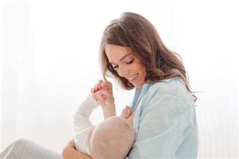 Mulher Jovem Feliz Segurando Nas M Os Seu Filho Infantil M E