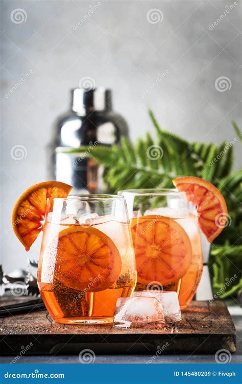 Aperol Spritz Koktajl W Szkle Z Iskrzastego Wina Ajerkoniaka Lodowej